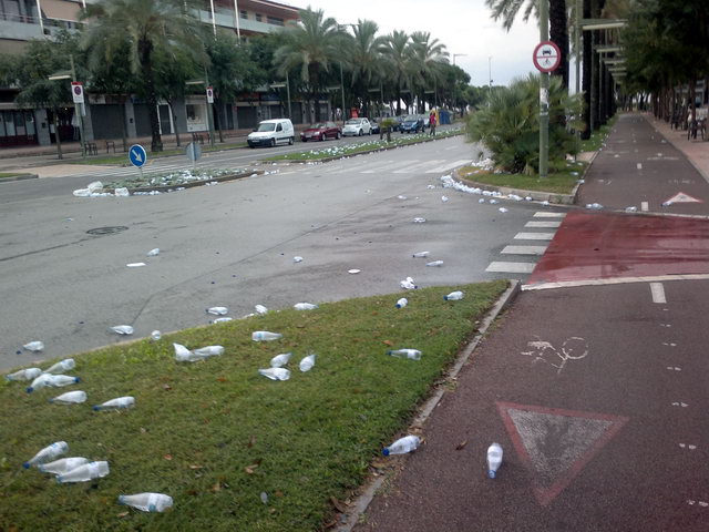 La avenida del mar de Gav� Mar llena de botellas de pl�stico despu�s del paso de la Marat�n del Mediterr�neo (23 Octubre de 2011)